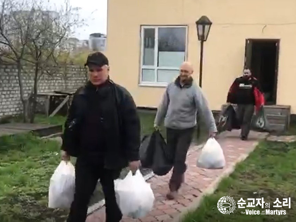 폴루닌 목사 사역팀이 키이우에 남아 있는 주민들에게 나눠줄 음식과 생필품이 담긴 봉지를 승합차에 싣고 있다. /VOMK