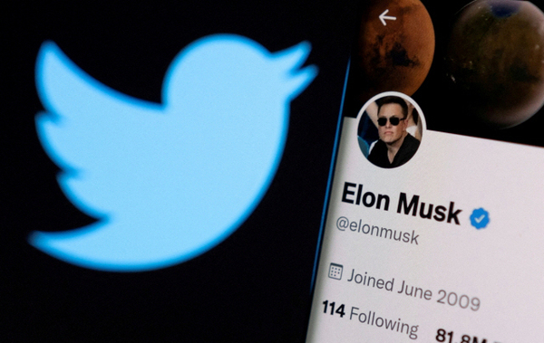 트위터 로고(왼쪽)와 스마트폰에 비친 전기차 업체 테슬라 최고경영자(CEO)인 일론 머스크의 트위터 계정. / 연합