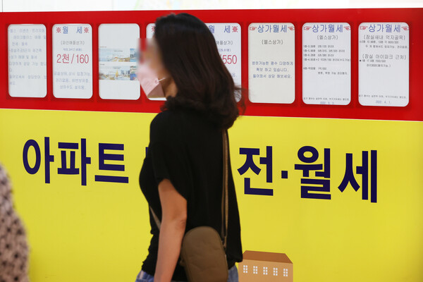 다주택자 양도세 중과 한시적 배제가 시행 중인 11일 서울의 한 부동산 중개업소에 매물 안내문이 붙어 있다. 부동산 업계에 따르면 수도권 아파트 매물이 늘어나고 있지만 거래절벽도 이어지는 추세다. /연합