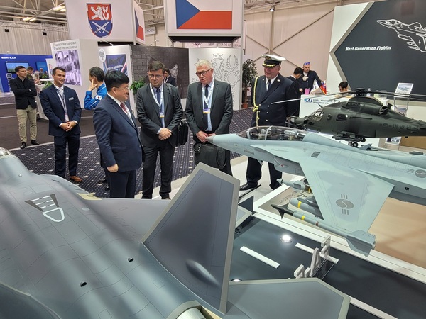 슬로바키아에서 열린 국제방산전시회(IDEB 2022)에 전시된 한국항공우주산업(KAI)의 경공격기 ‘FA-50’과 ‘KF-21’ 전투기, LAH 소형무장헬기. /한국항공우주산업