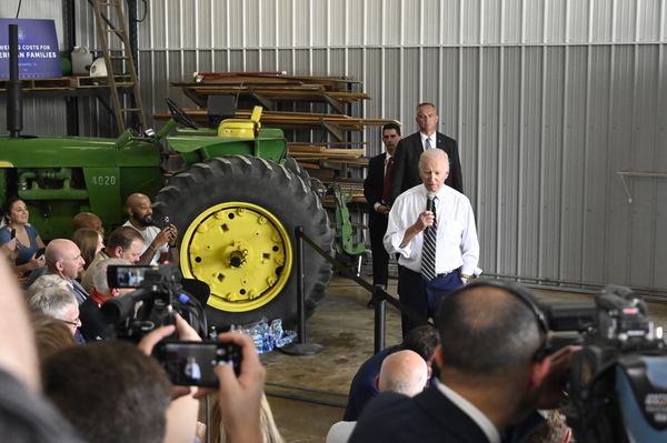 "미국 농민은 민주주의의 곡창지대", "미국 농업수출이 우크라 곡물 공백을 메우게 하겠다." 조 바이든 미국 대통령이 11일(현지시간) 일리노이주 캥커키 ‘제프 앤드 지나 오코너’ 농장에서 연설하고 있다. /EPA=연합