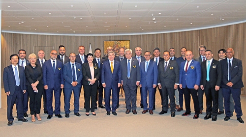 토마스 바흐 IOC 위원장과 조정원 WT 총재가 스위스 로잔의 IOC 본부인 올림픽 하우스에서 WT 집행위원들과 기념사진을 찍고 있다. /연합