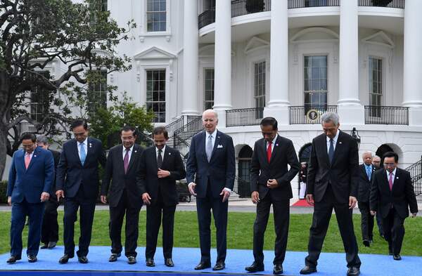조 바이든 미국 대통령이 12일(현지시간) 백악관 사우스론에서 특별정상회의에 참석하는 동남아국가연합(아세안) 지도자들과 단체 사진을 찍고 있다. /AFP=연합