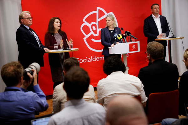마그달레나 안데르손 스웨덴 총리(왼쪽에서 3번째)가 15일(현지시간) 스톡홀름의 집권 사회민주당 당사에서 특별회의 후 국방·외무 장관 등과 함께 기자회견을 하고 있다. 사회민주당 역시 이날 스웨덴의 나토가입을 지지하기로 결정했다. /로이터=연합