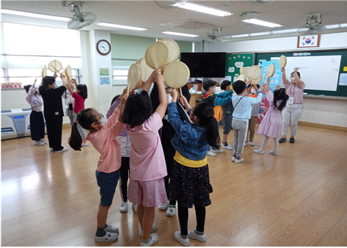 용인 나산초 학생들이 ‘찾아오는 국악 소풍’ 체험학습으로 소고춤을 배우고 있다. 