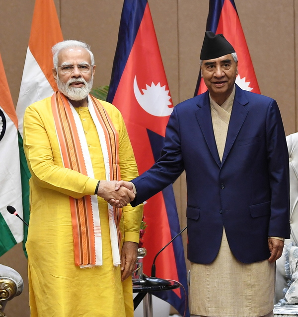 나렌드라 모디(왼쪽) 인도 총리가 16일(현지시간) 룸비니를 방문한 셰르 바하두르 데우바 네팔 총리(오른쪽)와 마야 데비 사원을 방문해 회담을 가졌다. /EPA=연합