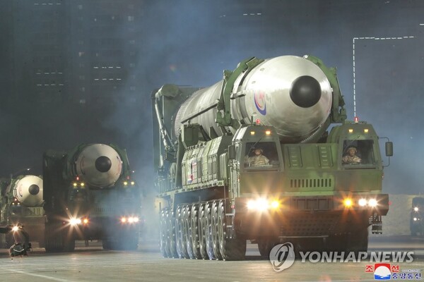 북한, 열병식에 등장한 '화성-17형'. /연합