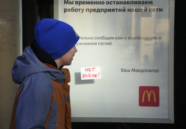 3월 15일(현지시간) 러시아 제2 도시 상트페테르부르크에서 한 소년이 폐점 안내문 위 ‘전쟁은 안 돼!’ 문구가 붙은 맥도날드 매장 앞을 지나가고 있다. /AP=연합