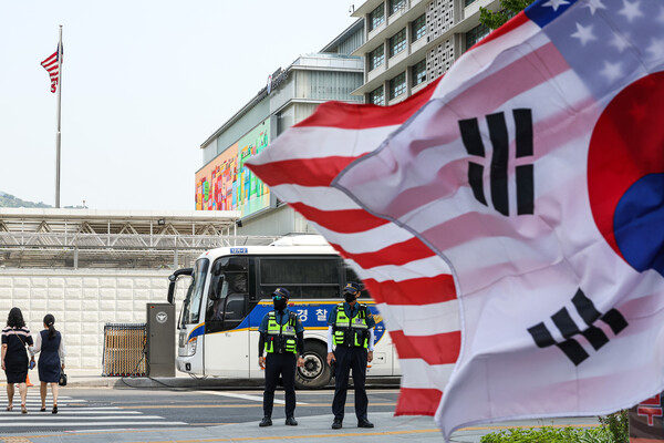 조 바이든 미국 대통령 방한을 하루 앞둔 19일 오전 서울 종로구 주한 미 대사관 앞에서 경찰이 경비를 서고 있다. /연합