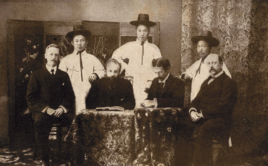 아펜젤러·게일·레이놀즈 등 선교사들과 한국인 번역위원들. 언더우드는 1887년 성경을 번역 출간하기 위해 한국상설성경위원회를 구성했다.