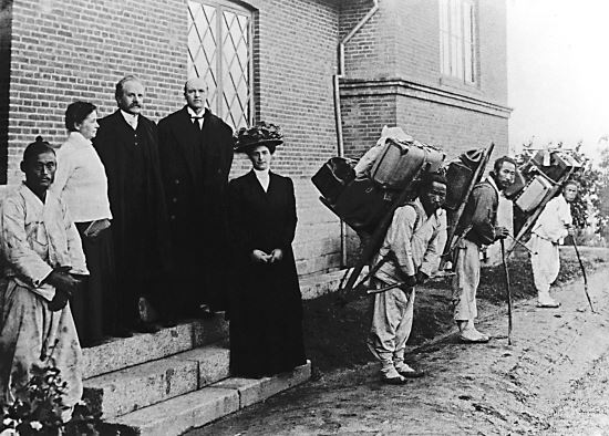 1889년 한국에서 결혼한 언더우드 선교사 부부는 신혼여행을 겸한 서북지방 일대의 답사에 나섰다. 사진은 선교여행을 떠나는 언더우드 선교사 부부(왼쪽 세번째와 다섯번째)와 짐꾼들.