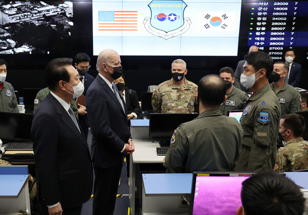 윤석열 대통령과 조 바이든 미국 대통령이 22일 오후 오산 미 공군기지의 항공우주작전본부(KAOC) 내 작전조정실을 함께 방문해 임무 수행 상황에 대한 보고를 받고 있다. /연합