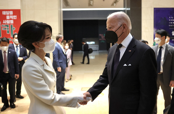 조 바이든 미국 대통령이 21일 오후 서울 용산 국립중앙박물관에서 열린 환영 만찬에 앞서 김건희 여사와 악수하고 있다. /대통령실 제공