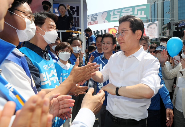 더불어민주당 이재명 총괄선대위원장이 22일 오후 대전시 서구 둔산동을 찾아 6·1 지방선거에 나서는 대전지역 후보들과 인사하고 있다. /연합