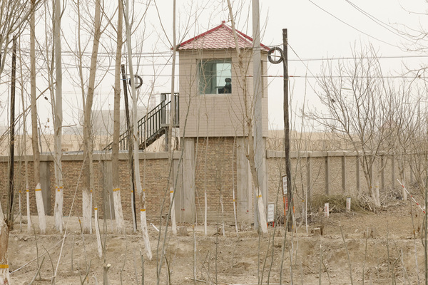 지난 3월 21일 중국 신장 위구르 자치구 야켄트 현의 한 구금시설 주변의 경비탑에서 보안요원이 지켜보고 있다. /AP=연합