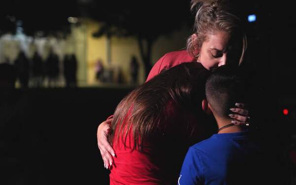 무차별 총기난사 사건이 벌어진 미국 텍사스주 유밸디에서 24일(현지시간) 가족들이 포옹하고 있다. /AFP=연합