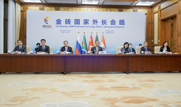 왕이 중국 국무위원 겸 외교부장(중앙)이 지난 19일 수도 베이징에서 브릭스(BRICS) 외무장관 화상회의를 주재하고 있다. 브릭스는 중국·브라질·러시아·인도·남아공 등 신흥 경제 5개국을 가리킨다. /신화=연합