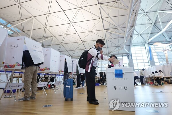 6·1 지방선거와 국회의원 보궐선거의 사전투표일인 27일 오전 인천국제공항 제1터미널에 마련된 사전투표소에 유권자들이 투표를 하고 있다. /연합