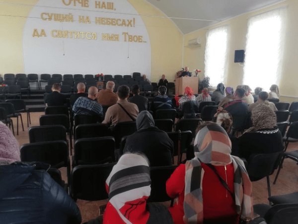 지난 5월 1일, 마리우폴 ‘곤다 거리 침례교회’에 모인 성도들과 새 방문객들. /국제 복음주의 기독교 침례교회 연합회=VOMK