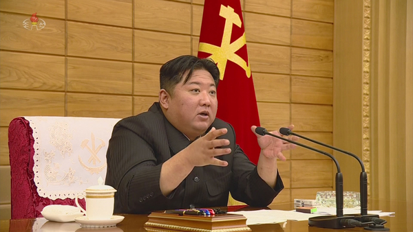 북한 김정은이 21일 당 정치국 협의회에서 발언하고 있다. /연합