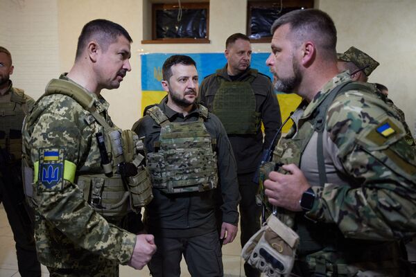 볼로디미르 젤렌스키(가운데) 우크라이나 대통령이 29일(현지시간) 러시아 침공 후 처음으로 수도 키이우를 떠나 북동부 전선에 있는 도시 하르키우를 방문, 병사들과 이야기를 나누고 있다. /AFP=연합