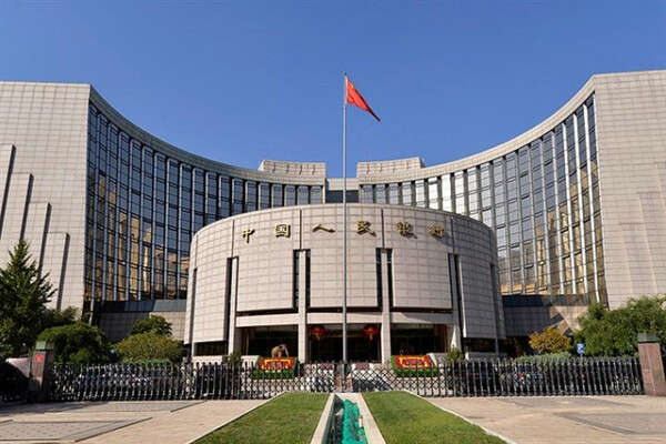 코로나19 재확산 속에서 주요 도시 봉쇄에 나선 중국이 지난달 20일 사실상 기준금리인 대출우대금리(LPR)를 인하했다. 중국 인민은행 전경. /연합