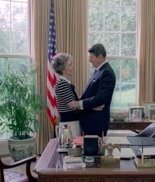 1985년 당시 미국 대통령이었던 로널드 레이건 전 대통령이 집무실에서 부인 낸시 레이건 여사와 촬영한 사진. /강신업 변호사 페이스북 캡처