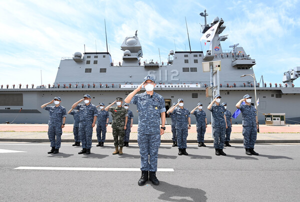 다국적 해상훈련인 2022 환태평양훈련에 참가하는 해군 환태평양훈련전단의 안상민전단장과 지휘부가 31일 출항에 앞서 출전신고를 하고 있다. /연합