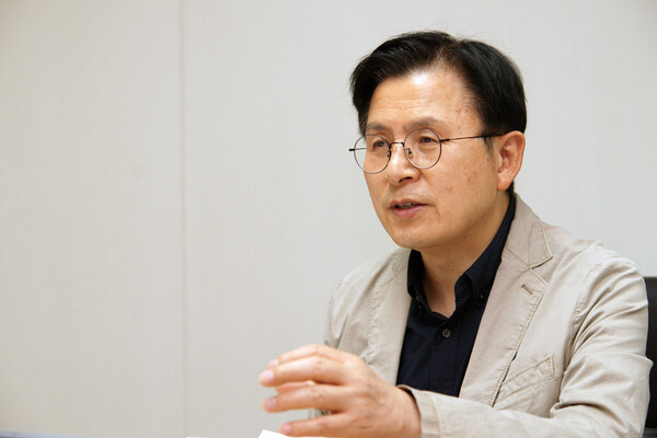 지난 26일 서울 영등포구 본인의 사무실에서 만난 황교안 장로는 "하나님은 나의 주, 나의 하나님"이라고 말했다. /김석구 기자
