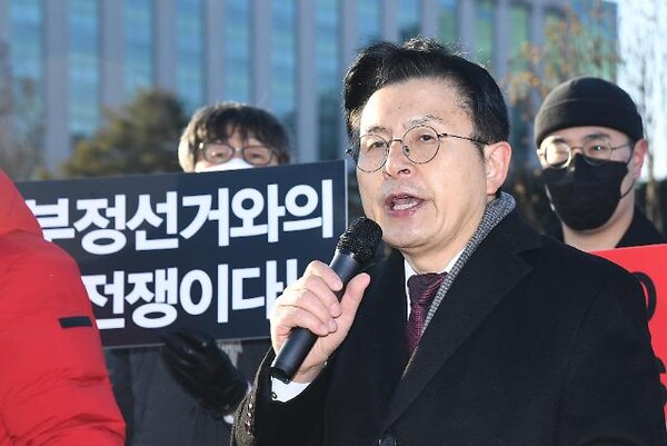지난 1월 11일 서울 여의도 국회 앞에서 ‘부정선거와의 전쟁선포식’ 기자회견 중인 황 장로. /연합