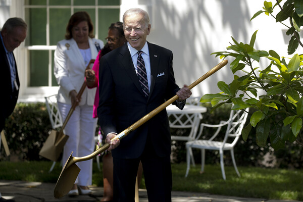 조 바이든 미국 대통령이 30일(현지시간) 월요일 워싱턴DC 백악관 잔디밭 ‘메모리얼데이’ 기념식에서 미군 전사자 유족들과 함께 나무심기 행사에 참여하고 있다. 전사자 및 유족들의 헌신을 기리는 목련나무가 심어졌다. /UPI=연합