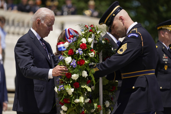 30일(현지시간) 미국의 메모리얼 데이(현충일)를 맞아 조 바이든 미국 대통령이 알링턴 국립묘지(버지니아주 워싱턴DC) 기념식에 참석해 헌화하고 있다. 이 자리에서 그는 우크라이나 전쟁을 ‘민주주의를 위한 전쟁’이라고 강조했다. /연합