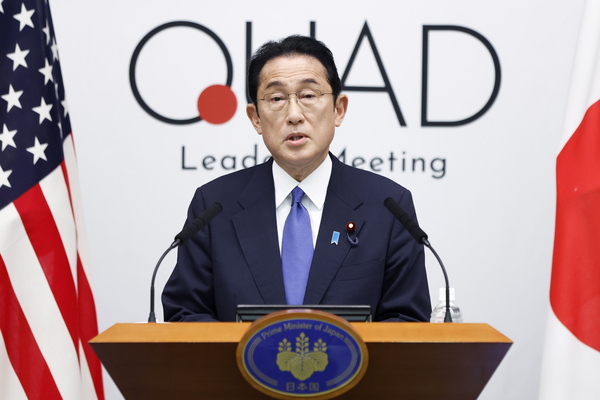 쿼드(Quad·미국·일본·호주·인도 안보 협의체) 정상회담을 마친 기시다 후미오 일본 총리(64)가 지난 24일 일본 도쿄에 위치한 총리 관저에서 기자회견하고 있다. /EPA=연합