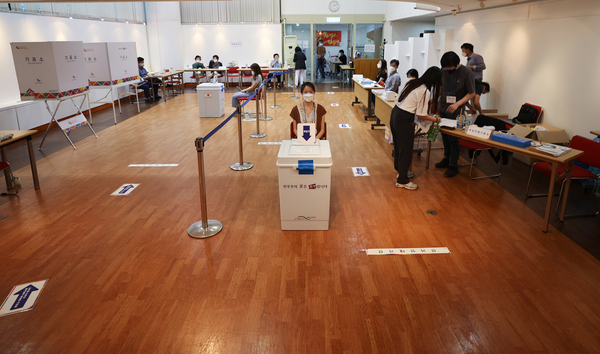 1일 오후 서울 중구 중구문화원에 마련된 투표소가 한산한 모습을 보이고 있다. 중앙선거관리위원회는 이날 오후 2시 기준 지방선거 투표율이 40.7％로 집계됐다고 발표했다. 이는 지난 2018년 지방선거 동시간대 투표율보다 6.1％포인트 낮은 수치다. /연합