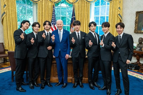 방탄소년단(BTS)이 31일(현지시각) 조 바이든 대통령과 만나 아시아인 혐오범죄에 대한 대응을 논의하기 위해 백악관에 초청됐다. /빅히트뮤직