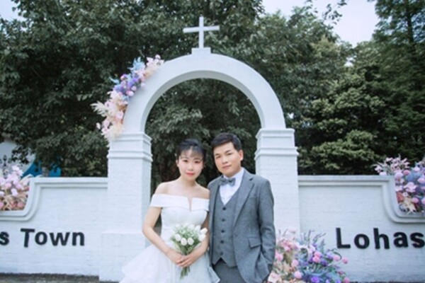 지난달 21일 결혼식을 올릴 예정이었던 이른비 언약교회의 성도 장치앙과 샤오웨의 웨딩사진 촬영 모습. /VOMK