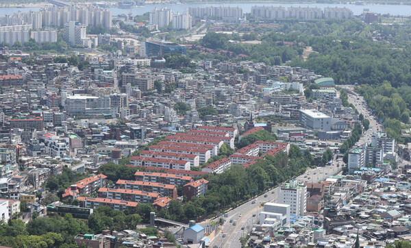 지난달 30일 KB국민은행의 주택가격동향 월간 시계열 통계 자료에 따르면 이달 용산구의 3.3㎡당 평균 아파트값은 6016만원으로, 지난달 5929만원 대비 87만원 오르며 처음으로 6000만원을 넘어섰다. 사진은 서울 남산에서 바라본 용산구 일대 모습. /연합