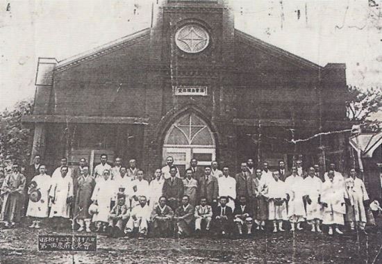 1938년 5월 16일 진주교회서 열린 경남노회 직후 기념 사진. 이 교회당은 6·25전쟁 당시 폭격을 맞아 무너졌다.