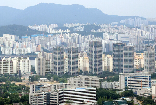 보유세(종합부동산세·재산세) 과세 기산일인 6월 1일 이후에도 전국적으로 아파트 매물이 꾸준히 늘고 있다. 5일 부동산빅데이터업체 아실(아파트실거래가)에 따르면 이날 기준 전국 17개 시·도 아파트 매물은 5일 전 대비 일제히 증가했다. 수도권인 서울(2.4%)과 인천·경기(각 2.5%)도 닷새 만에 2%대의 매물 증가율을 나타냈다. 사진은 이날 오후 남산에서 바라본 서울 시내 모습. /연합