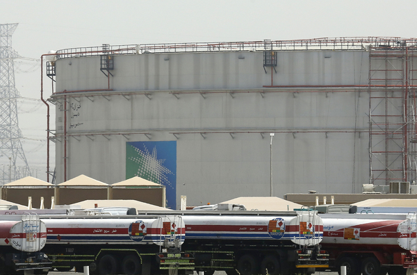 석유수출국기구(OPEC)와 러시아 등 비(非)OPEC 주요 산유국들 협의체 ‘OPEC 플러스’(OPEC+)는 지난 2일(현지시간) 정례 회의를 열고 오는 7∼8월 각각 하루 64만8000 배럴 증산하기로 합의했다. 사진은 사우디아라비아 제다에 있는 국영 석유기업 아람코의 원유시설. /AP=연합
