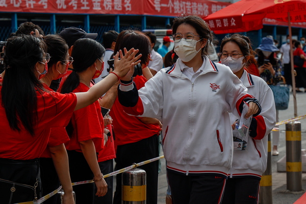 중국의 대입시험 ‘가오카오’(高考) 응시생들이 7일 수도 베이징의 한 시험장에 들어가며 격려를 받고 있다. 이날부터 이틀간 진행된 이번 시험에 역대 최다 1193만명이 응시했다. /EPA=연합
