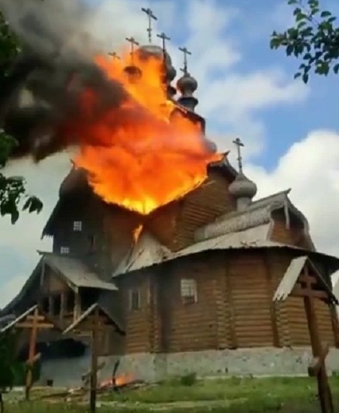 불타고 있는 우크라이나의 스비아토히르스크 수도원. /우크라이나월드