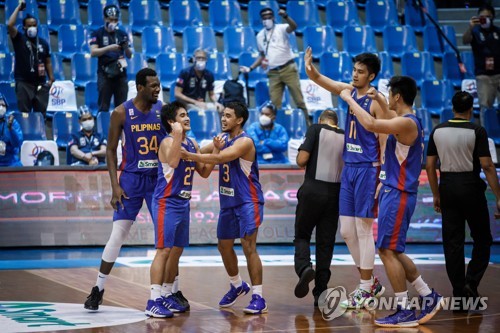 지난해 6월 한국과 경기에서 승리한 뒤 기뻐하는 필리핀 선수들. /EPA=연합