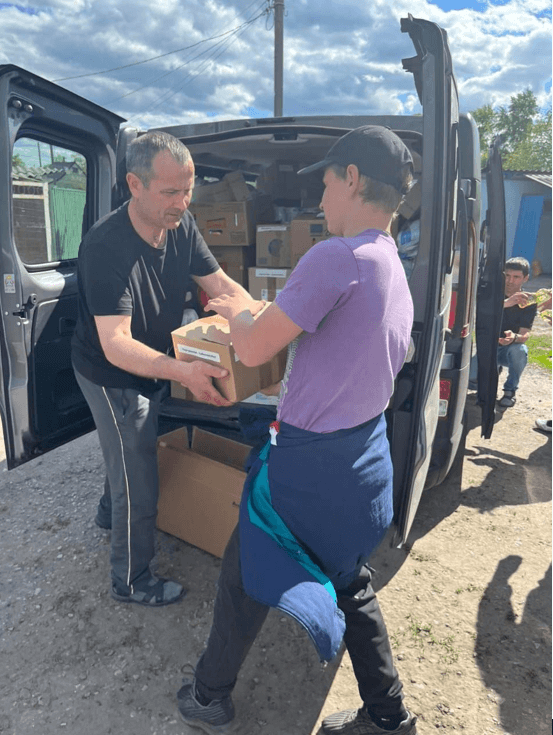 전쟁 난민이 된 우크라이나 마리우폴 지역 기독교인들이 도네츠크 지역 기독교인들에게 식량을 나눠주고 있다. /VOMK