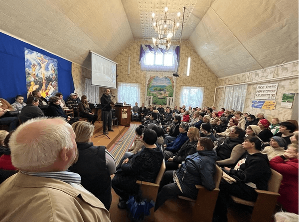 전쟁 난민이 된 마리우폴 지역 기독교인들과 도네츠크 지역 기독교인들이 함께 예배드리는 모습. /VOMK