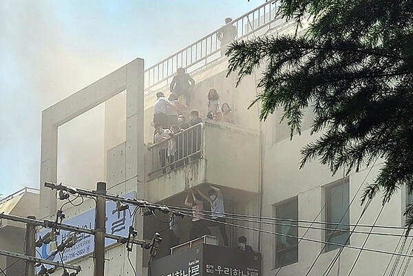 9일 대구 수성구 범어동 대구지방법원 인근 변호사 사무실 빌딩에서 불이나 시민들이 옥상 부근에서 구조를 기다리고 있다. 이 화재로 7명이 숨지고 46명이 다쳤다. 독자 최식백 씨 제공. /연합