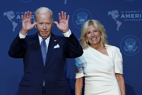 8일(현지시간) 로스앤젤레스에서 열린 미주정상회의에 참석한 조 바이든 미국 대통령(79·왼쪽)과 부인 질 여사(71). /로이터=연합