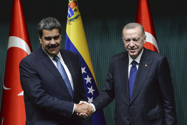 터키 방문한 마두로 베네수엘라 대통령. 8일(현지시간) 터키 수도 앙카라를 방문한 니콜라스 마두로 베네수엘라 대통령(왼쪽)이 레제프 타이이프 에르도안 대통령과 공동 기자회견장에서 악수하고 있다. 두 지도자는 양국 협력 강화를 다짐했다. /신화=연합