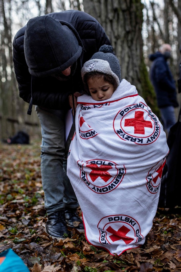 벨라루스 인접한 폴란드 나레프카 인근에서 작년 11월 9일(현지시간) 이라크 다후크 출신 쿠르드족 어린이가 가족과 함께 국경수비대를 기다리고 있다. 최근 폴란드와 벨라루스의 국경 지역에선 폴란드로 월경을 시도하는 난민들이 몰려들고 있다. 대다수 전쟁·빈곤을 피해 중동에서 벨라루스로 건너온 이들로, 유럽연합(EU) 회원국인 폴란드를 통해 EU로 들어온 뒤 선진국들에서 새 삶을 꿈꾼다. /AFP=연합