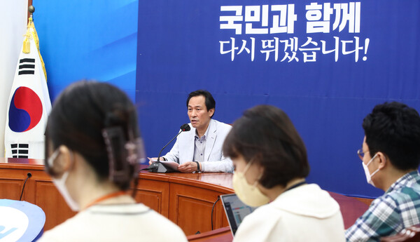 더불어민주당 우상호 비상대책위원장이 12일 서울 여의도 국회에서 열린 기자간담회에서 발언하고 있다. /연합